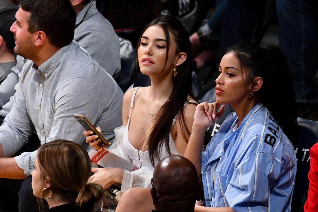 Madison Beer - LA Lakers vs Suns in Los Angeles 01/27/2019