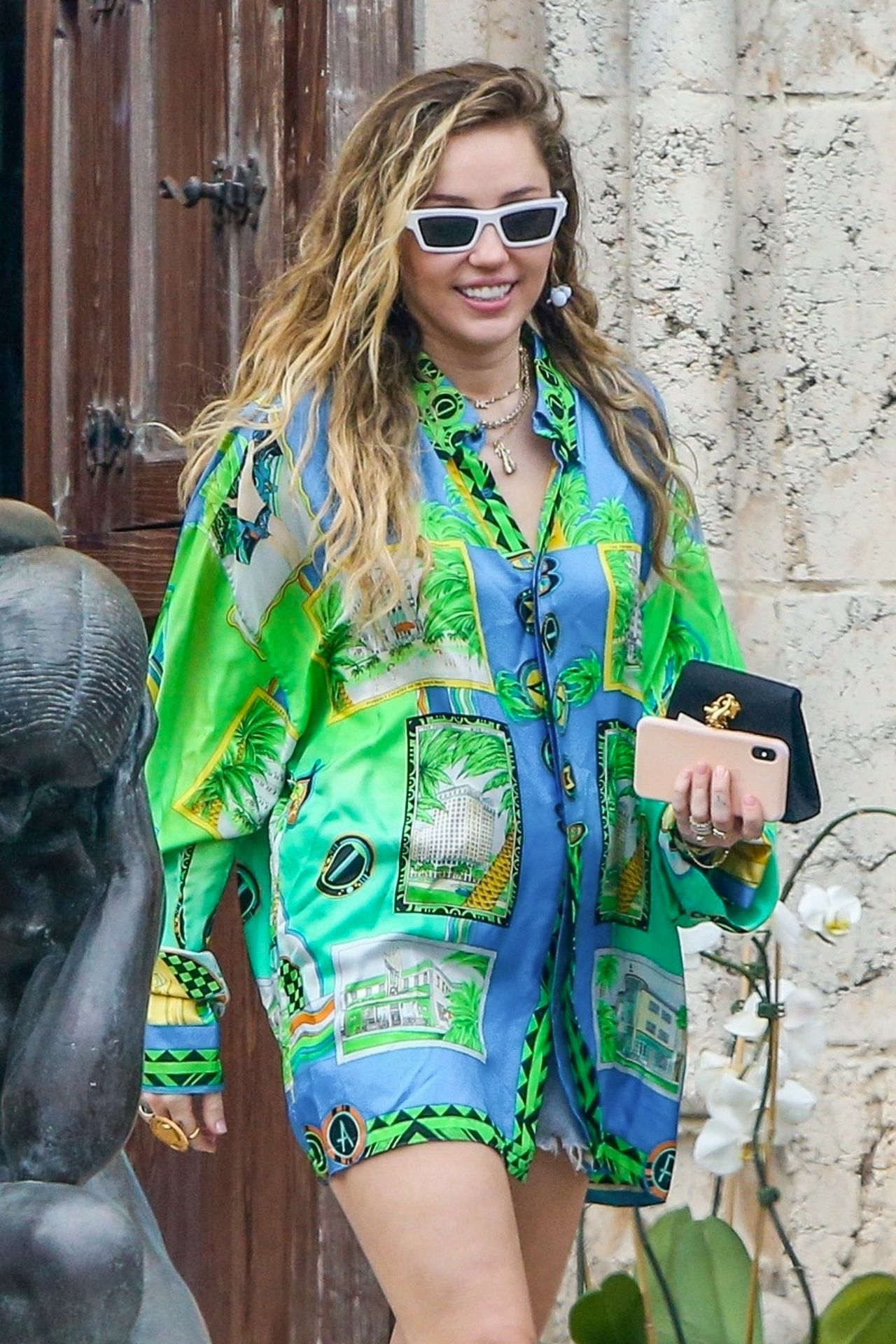 https://celebmafia.com/wp-content/uploads/2019/01/miley-cyrus-miami-beach-01-09-2019-3.jpg