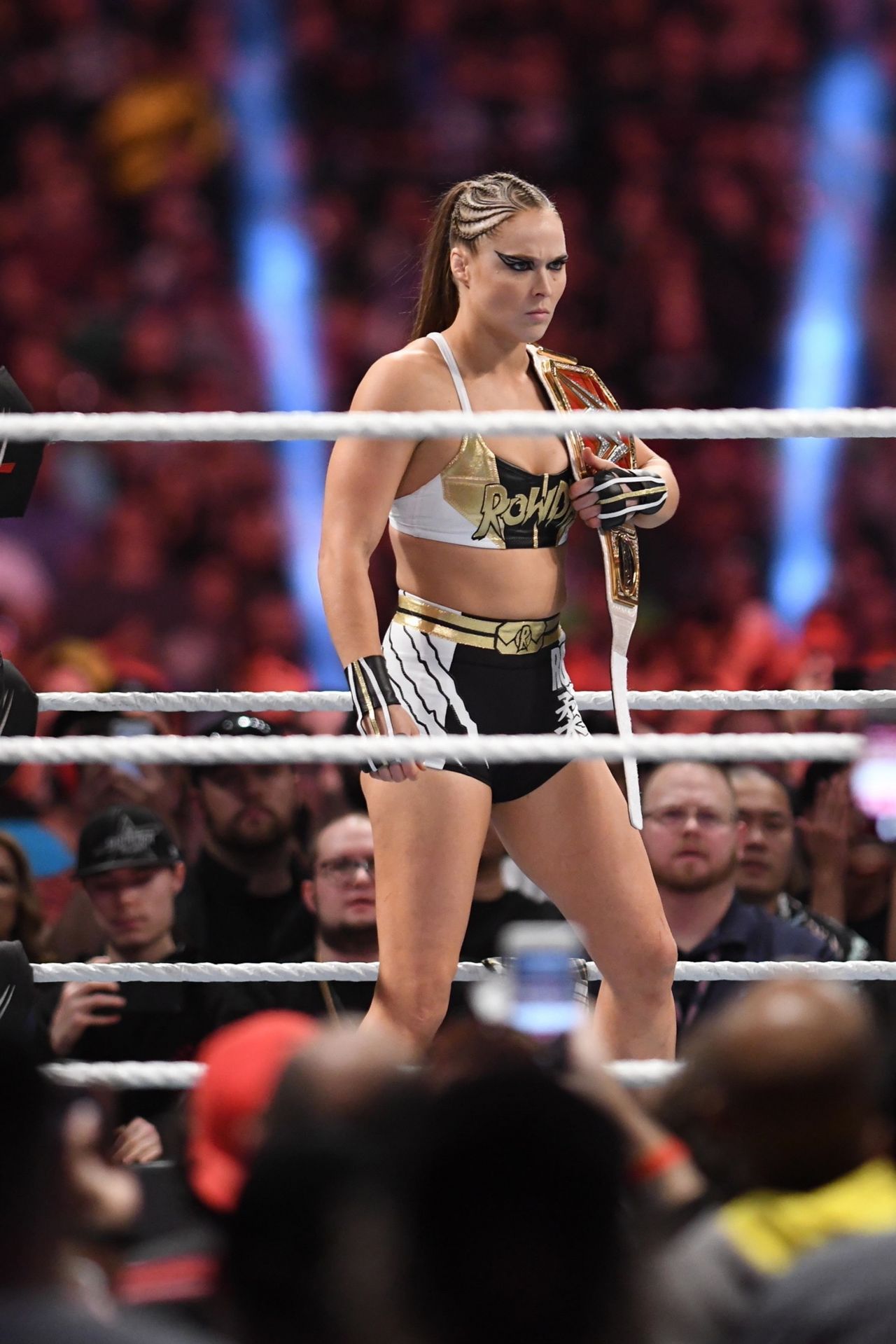 Ronda Rousey vs Sasha Banks at WWEs 2019 Royal Rumble in Phoenix 01/27/2019