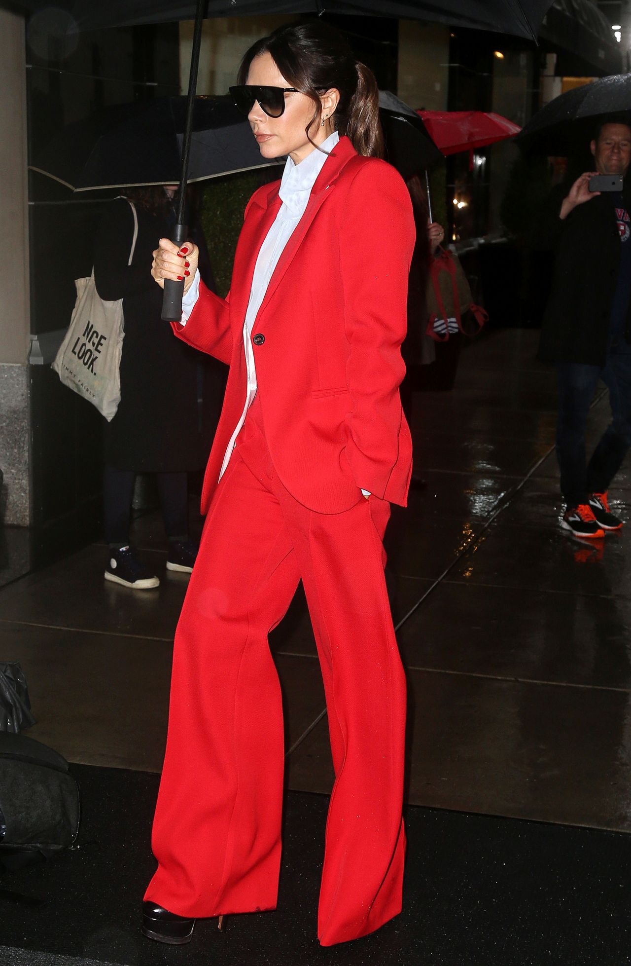Красный костюм с кроссовками