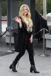 Avril Lavigne - Visits "Extra" 02/27/2019