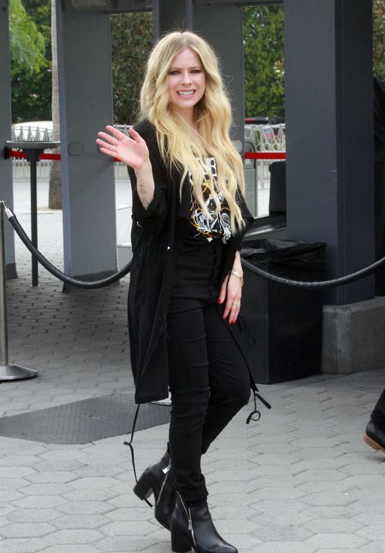 Avril Lavigne - Visits "Extra" 02/27/2019
