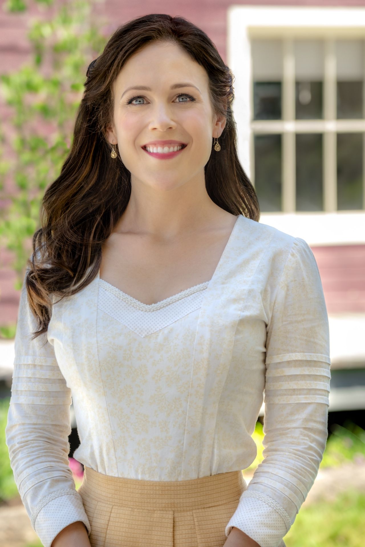 Erin Krakow When Calls The Heart Season 6 Poster And Photos • Celebmafia