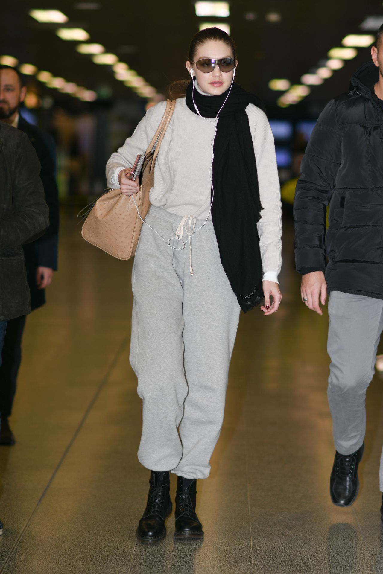 Gigi Hadid Travel Style - Airport in Milan 02/23/2019 • CelebMafia