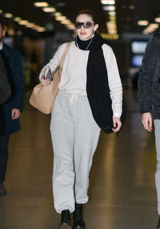 Gigi Hadid Travel Style - Airport in Milan 02/23/2019