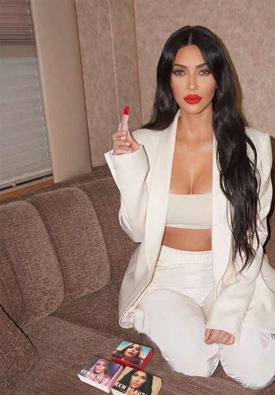 Kim Kardashian - Personal Pics 02/10/2019