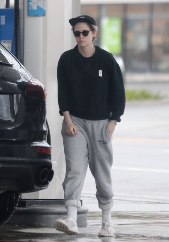 Kristen Stewart at a Gas Station in Los Feliz 02/03/2019