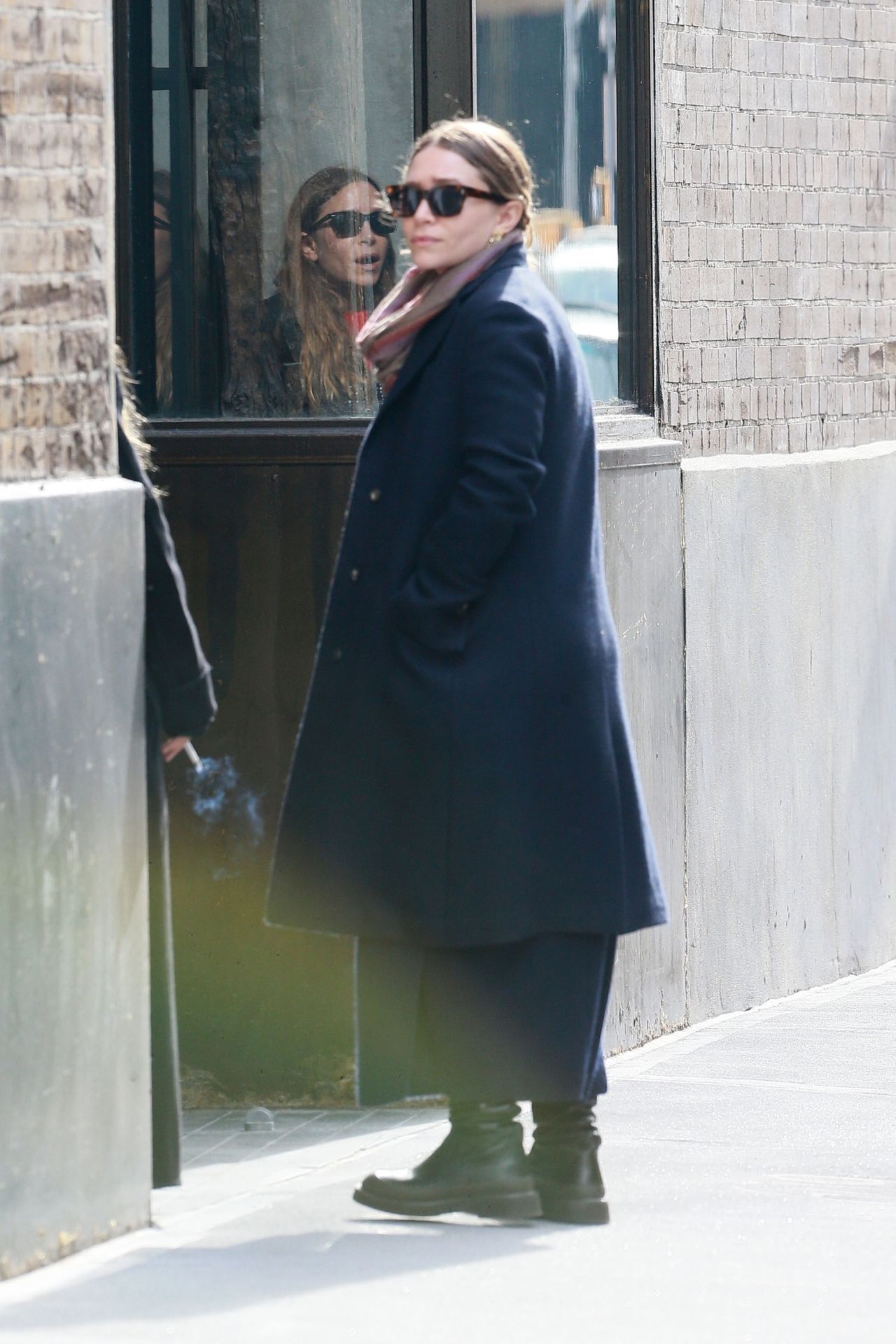 Mary-Kate Olsen and Ashley Olsen - Outside Their Office in NYC 02/06 ...