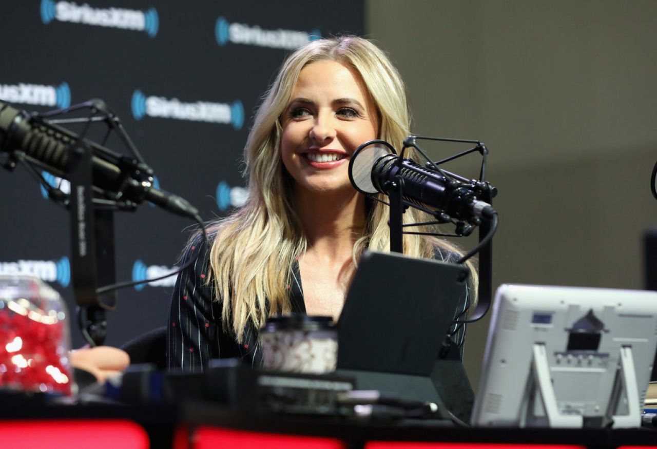 https://celebmafia.com/wp-content/uploads/2019/02/sarah-michelle-gellar-siriusxm-at-super-bowl-liii-radio-row-in-atlanta-02-01-2019-3.jpg