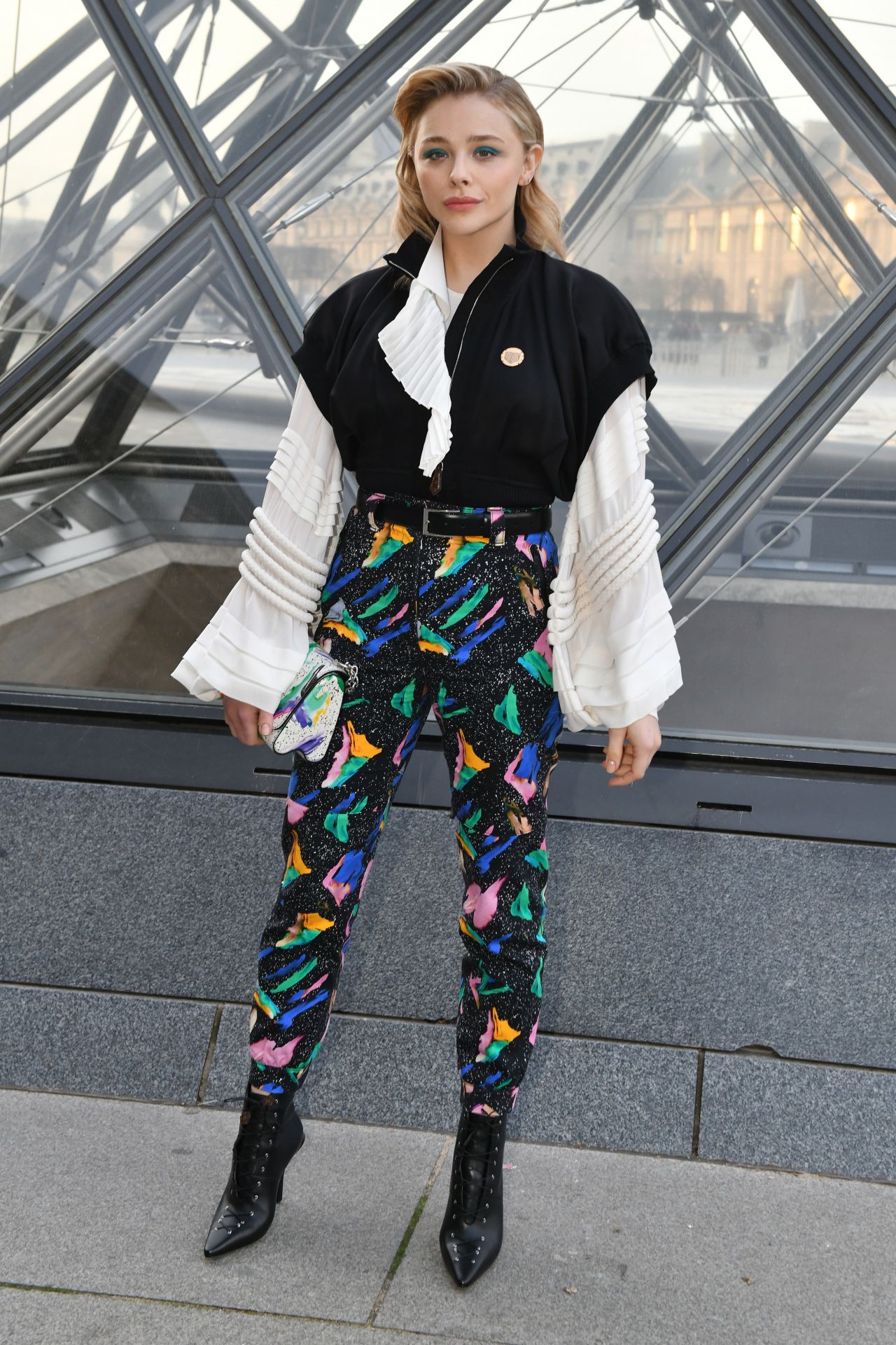 Image Chloe Grace Moretz Louis Vuitton Pose trainers young woman