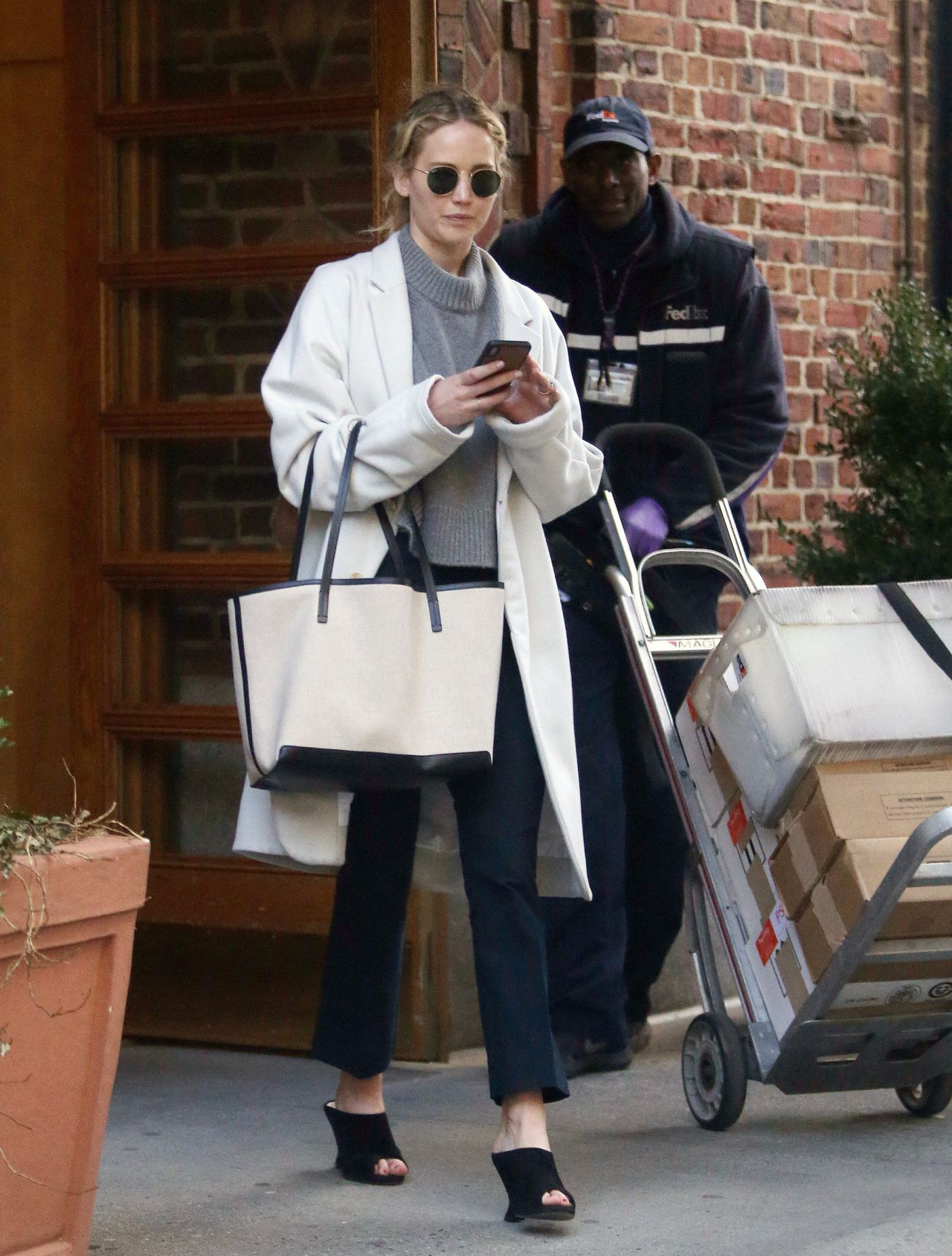 Jennifer Lawrence - Carries a Large Loewe Handbag in Los Angeles 08/04/2023  • CelebMafia