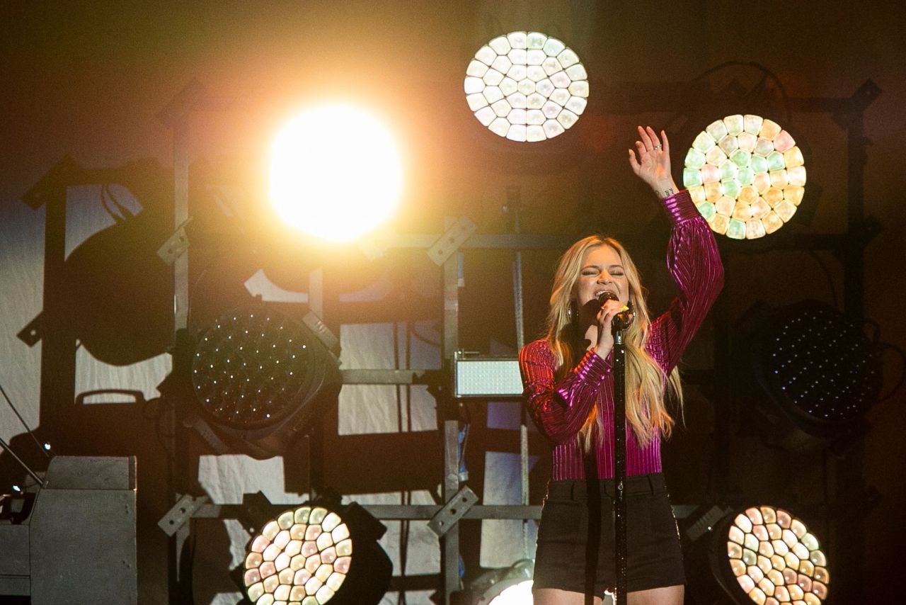 Kelsea Ballerini Performs Live at "Meaning of Life" Tour in Cincinnati