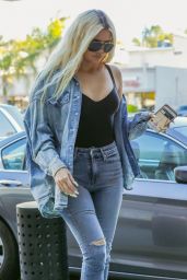 Khloe Kardashian Street Style 02/06/2019