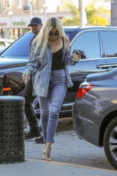 Khloe Kardashian Street Style 02/06/2019