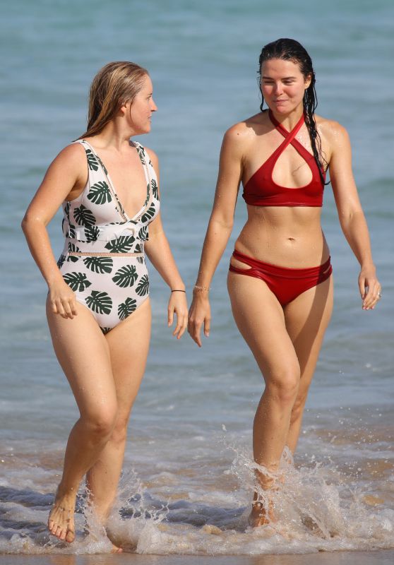 Lauren Huntriss - Hits the Beach With a Group of Girlfriends in Sydney 03/04/2019