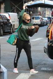 sophie turner louis vuitton house slippers sweatpants nyc