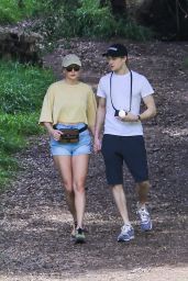 Taylor Swift and Joe Alwyn in the Santa Monica Mountains 03/04/2019