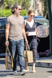 Amy Adams - Purchase Birthday Balloons and Cake at Bristol Farms in Beverly Hills 04/10/2019