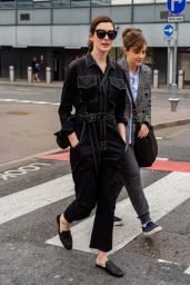 Anne Hathaway Cute Style - Heathrow Airport in London 04/08/2019