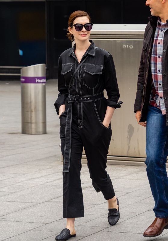 Anne Hathaway Cute Style - Heathrow Airport in London 04/08/2019