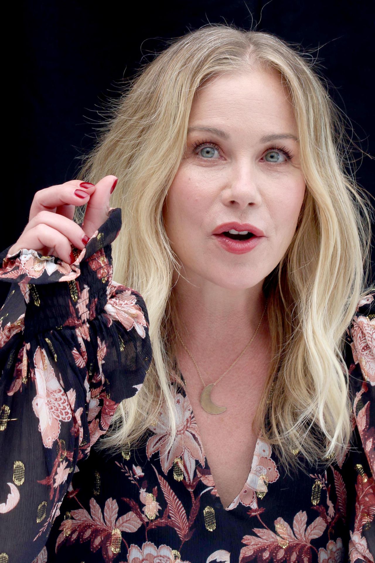 Christina Applegate Press Conference For Dead To Me In La • Celebmafia 