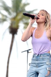 Danielle Bradbery - Performing at the Stagecoach Music Festival in Indio 04/28/2019