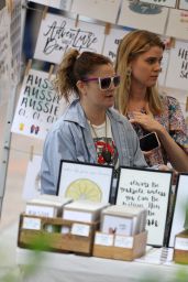 Drew Barrymore Street Style - Shopping in Sydney 04/12/2019