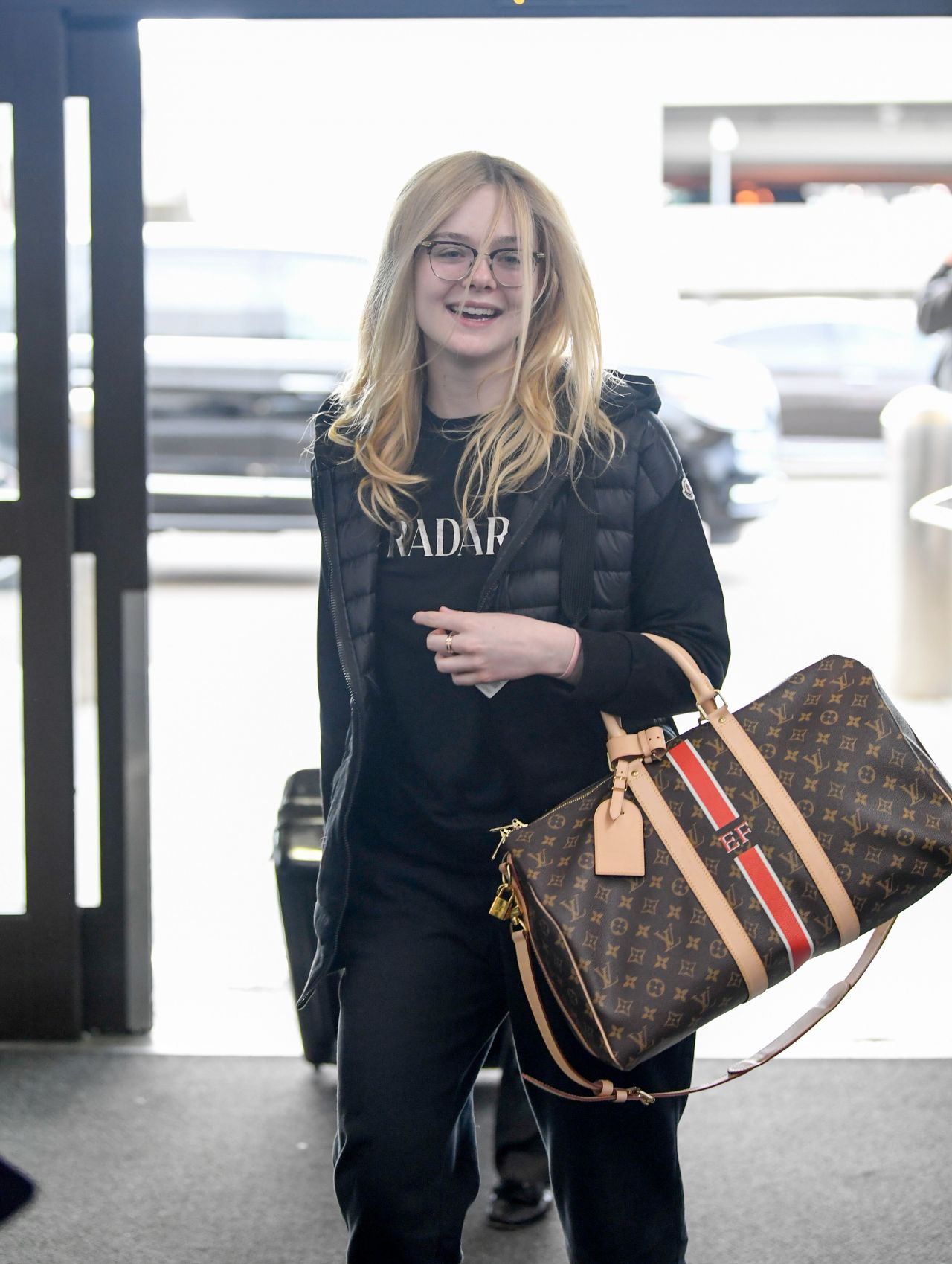 Photo : Elle Fanning à l'aéroport LAX de Los Angeles, porte un
