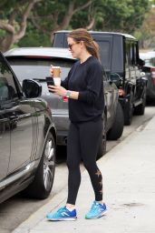 Jennifer Garner - Grabs Coffee in Brentwood 04/20/2019