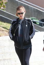 Kate Mara in a Pair of Leggings, T-shirt and Sports Jacketout - LA 04/17/2019