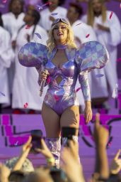 Katy Perry - Performs at New Orleans Jazz & Heritage Festival 04/27/2019