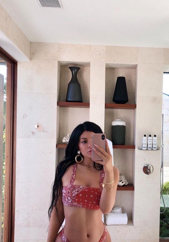 Kylie Jenner - Personal Pics 04/18/2019