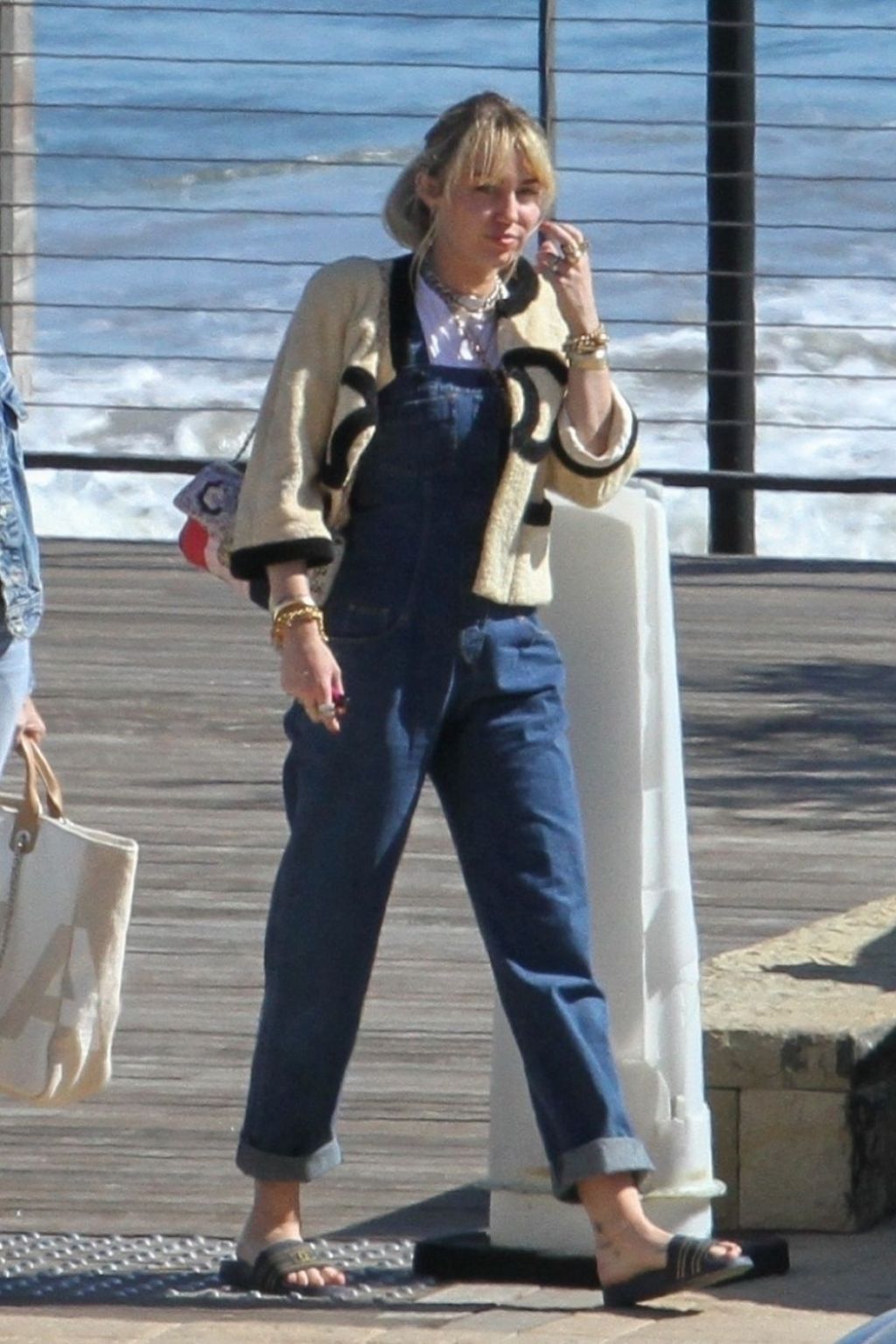 https://celebmafia.com/wp-content/uploads/2019/04/miley-cyrus-soho-house-in-malibu-04-06-2019-2.jpg