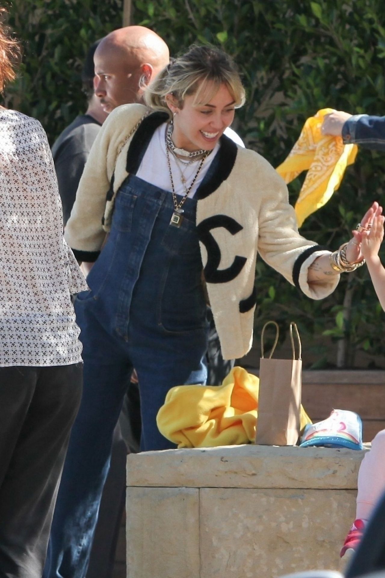 https://celebmafia.com/wp-content/uploads/2019/04/miley-cyrus-soho-house-in-malibu-04-06-2019-3.jpg