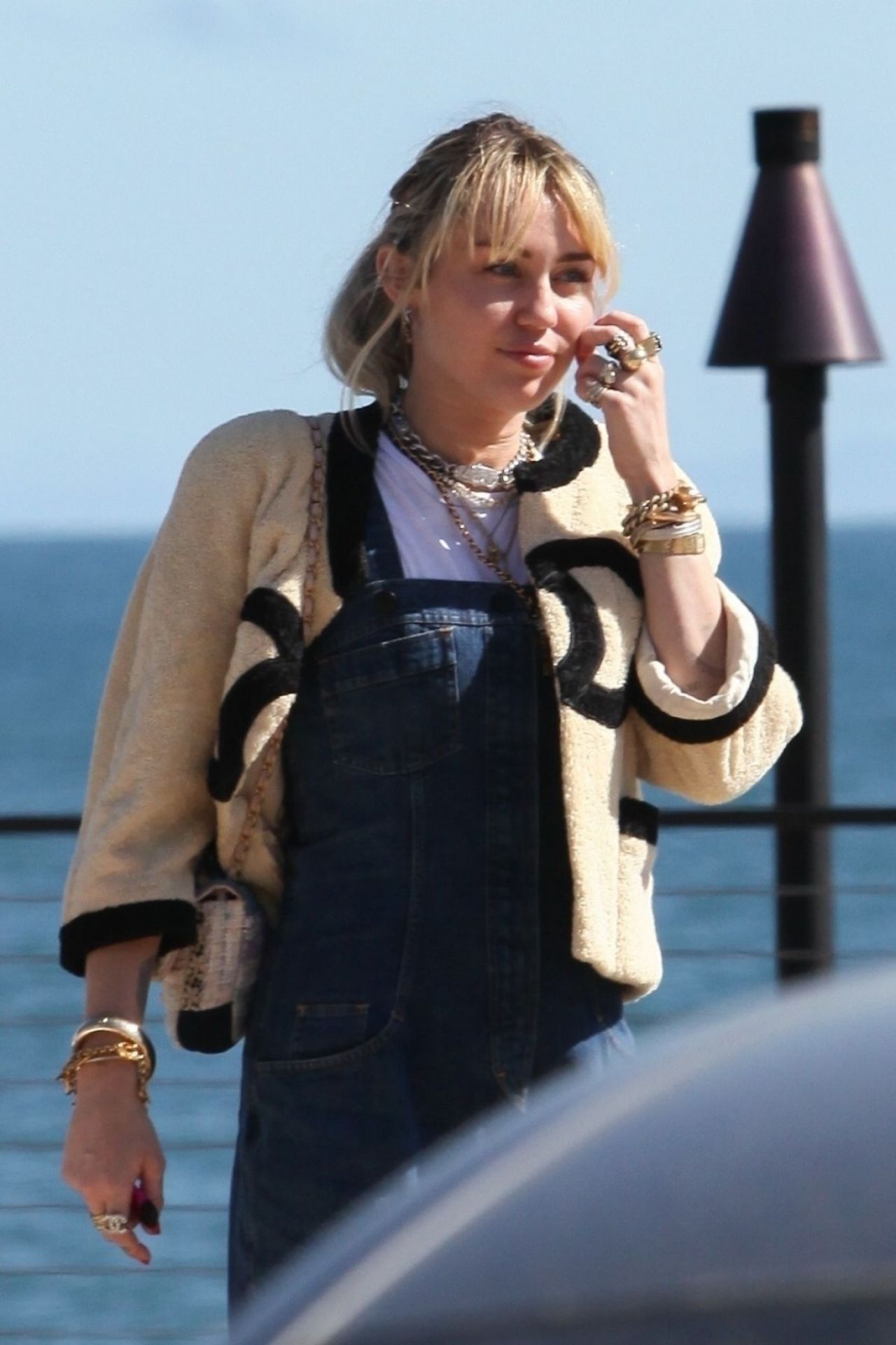 https://celebmafia.com/wp-content/uploads/2019/04/miley-cyrus-soho-house-in-malibu-04-06-2019-5.jpg