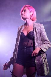 Nina Nesbitt Performs Live at The 2 in Manchester 04/13/2019