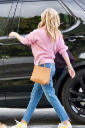 Reese Witherspoon at Brentwood Country Mart 04/11/2019