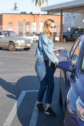 Suki Waterhouse - Out in Los Angeles 04/17/2019
