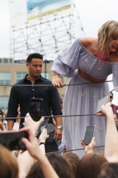 Taylor Swift - New Kelsey Montague "What Lifts You Up" Mural in Nashville 04/25/2019