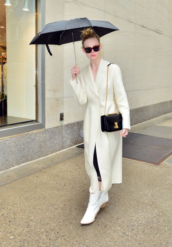 Elle Fanning - Walking in the Rain in NYC 05/05/2019