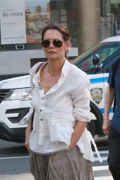 Katie Holmes - Heads into the NYC Train Station 05/18/2019