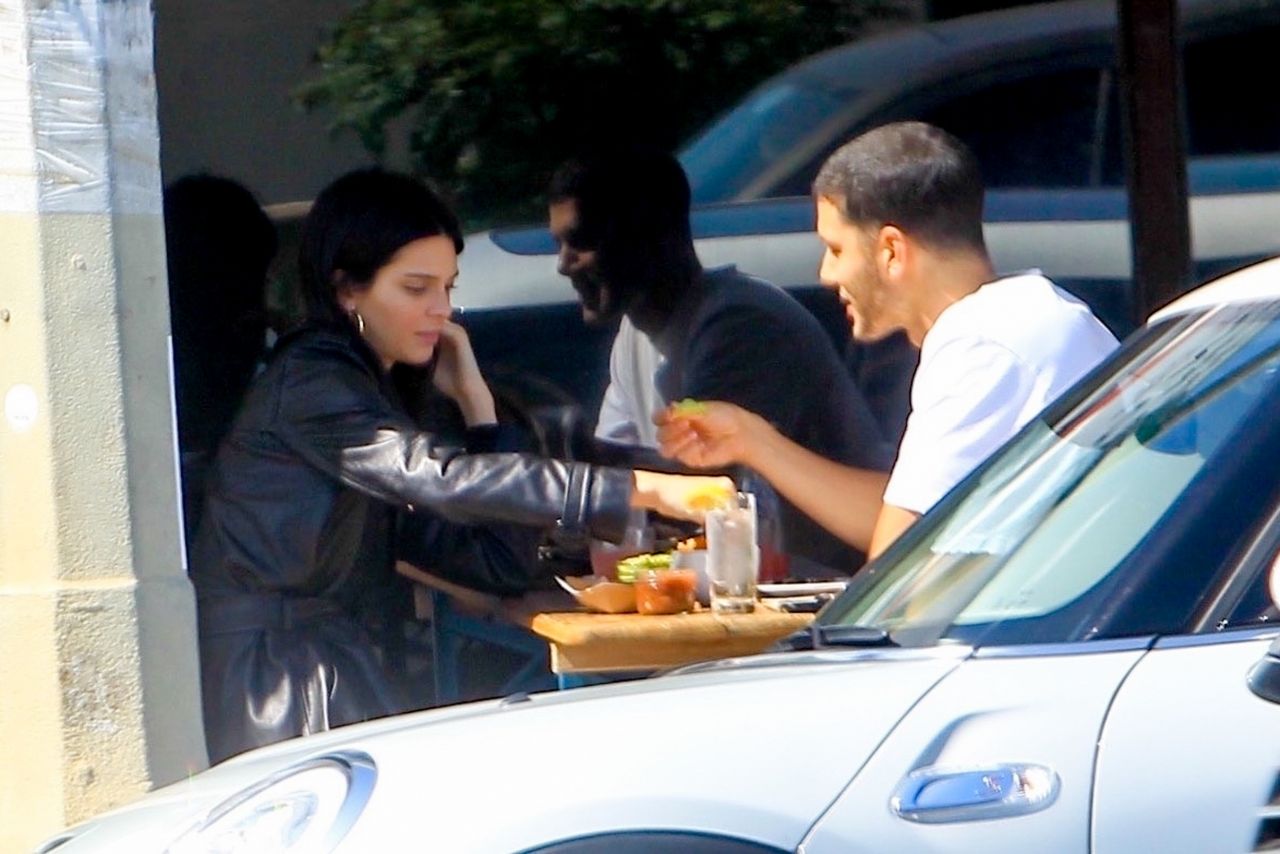 Kendall Jenner Tries to Keep Low Profile While Grabbing Lunch to Go: Photo  4683108, Kendall Jenner Photos