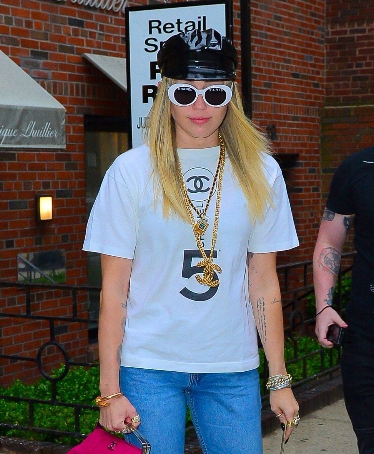 https://celebmafia.com/wp-content/uploads/2019/05/miley-cyrus-street-style-05-09-2019-6.jpg