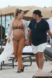 Samantha Hoopes Shows Off Her Baby Bump - Miami 05/12/2019