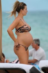 Samantha Hoopes Shows Off Her Baby Bump - Miami 05/12/2019