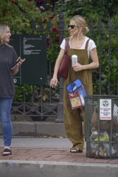 Sienna Miller - Hailing a Taxi in NYC 05/29/2019