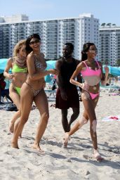 Winnie Harlow, Danielle Herrington and Jasmine Sanders - Beach in Miami 05/09/2019
