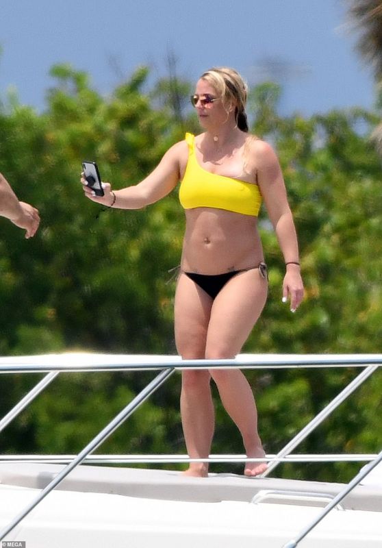 Britney Spears in a Bikini on a Yacht in Miami 06/08/2019