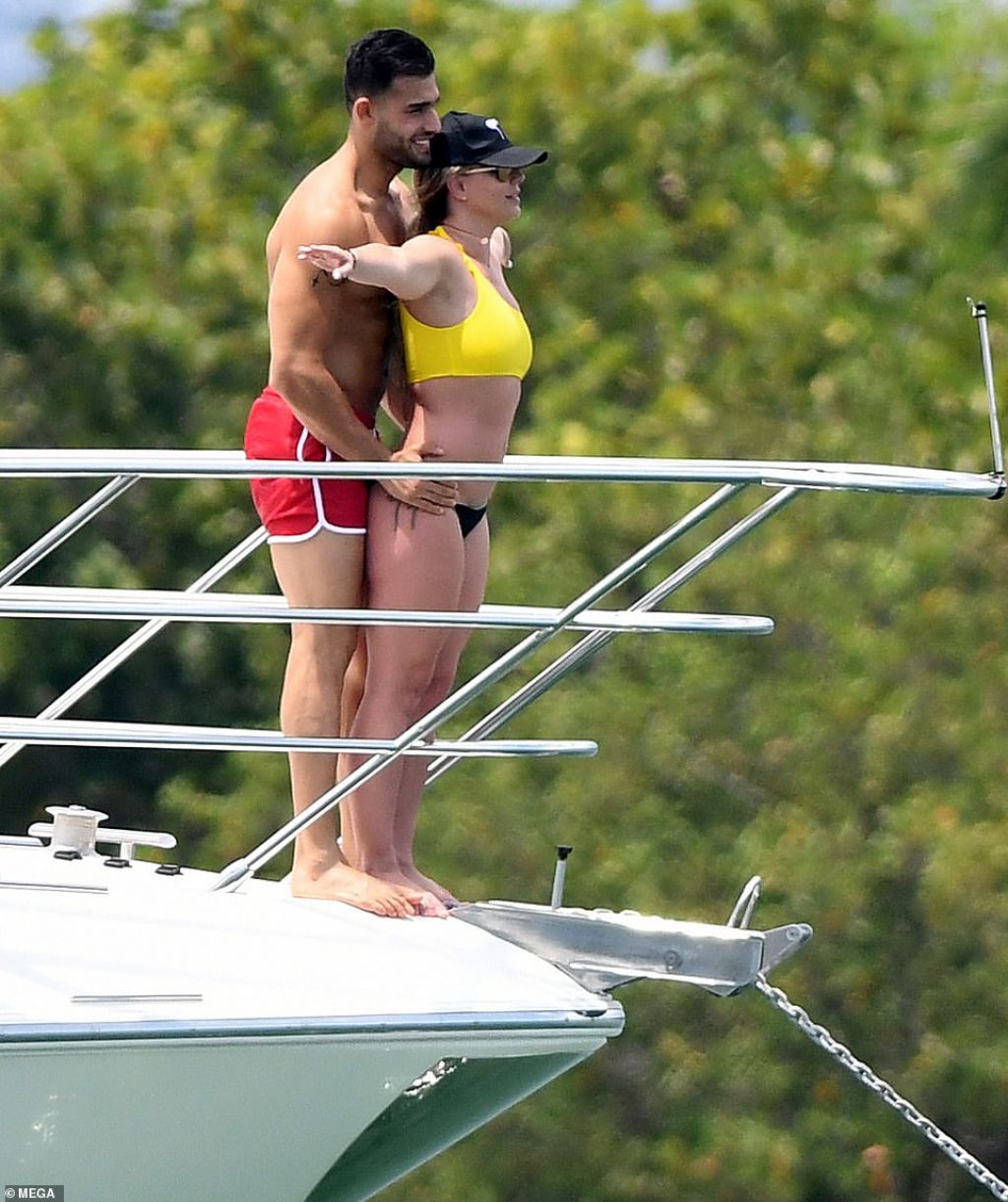 https://celebmafia.com/wp-content/uploads/2019/06/britney-spears-in-a-bikini-on-a-yacht-in-miami-06-08-2019-4.jpg