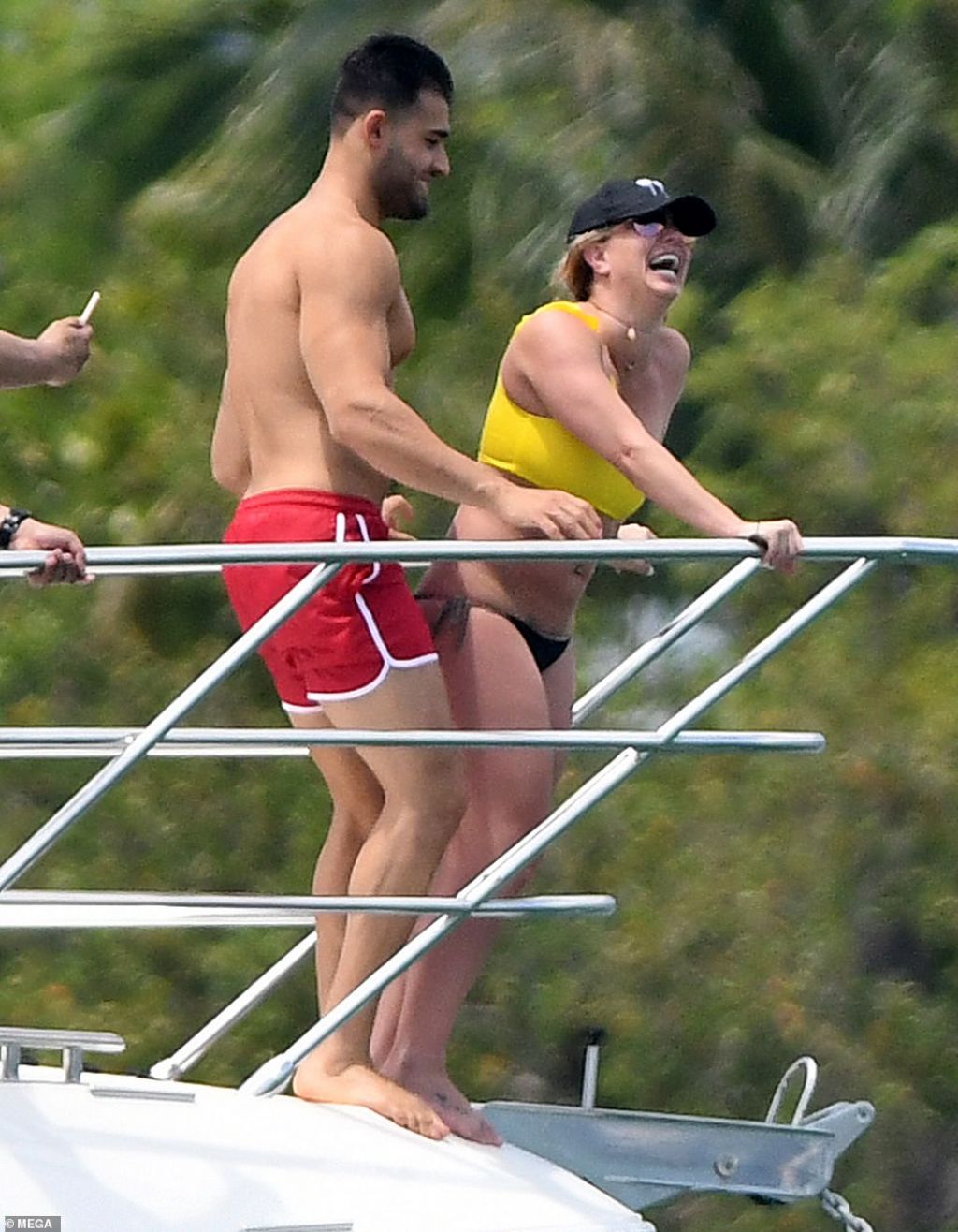 https://celebmafia.com/wp-content/uploads/2019/06/britney-spears-in-a-bikini-on-a-yacht-in-miami-06-08-2019-5.jpg